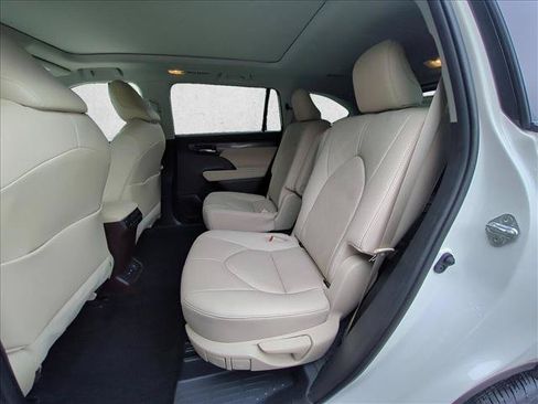 Used 2020 Toyota Highlander Platinum FWD image 22