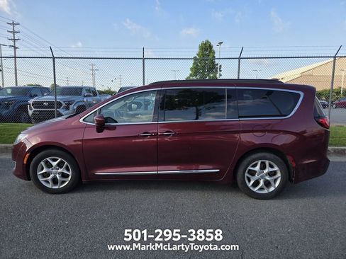 Used 2017 Chrysler Pacifica Touring-L FWD image 8