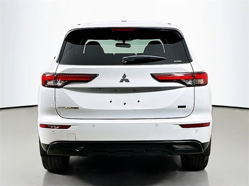 Used 2023 Mitsubishi Outlander SE image 6