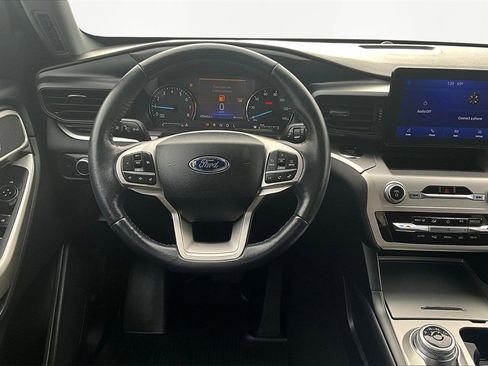 Used 2022 Ford Explorer XLT image 5
