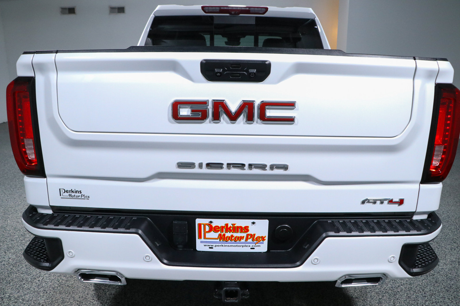 Used 2025 GMC Sierra 1500 AT4 w/ AT4 Premium Package AWD/4WD image 8