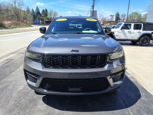 Certified 2025 Jeep Grand Cherokee Altitude image 3
