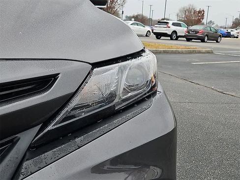 Used 2023 Toyota Camry SE image 9