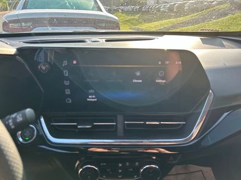 Used 2024 Chevrolet Trax RS w/ Sunroof Package FWD image 8
