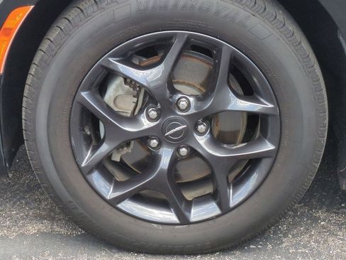 Used 2018 Chrysler Pacifica Limited image 28