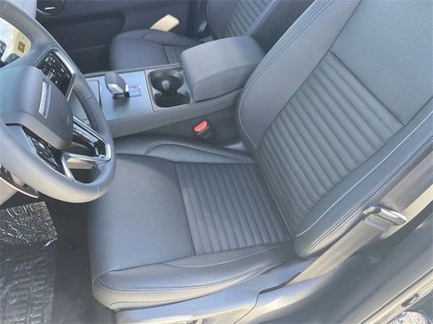 Used 2025 Land Rover Discovery Sport Dynamic SE image 5