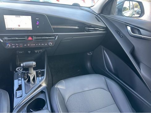 Certified 2025 Kia Niro EX image 13
