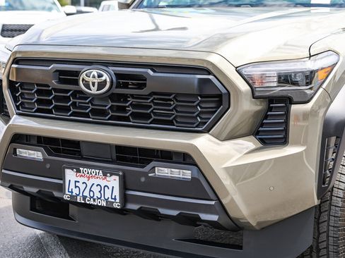 Certified 2024 Toyota Tacoma TRD Off-Road w/ TRD Off Road Upgrade Package AWD/4WD image 22