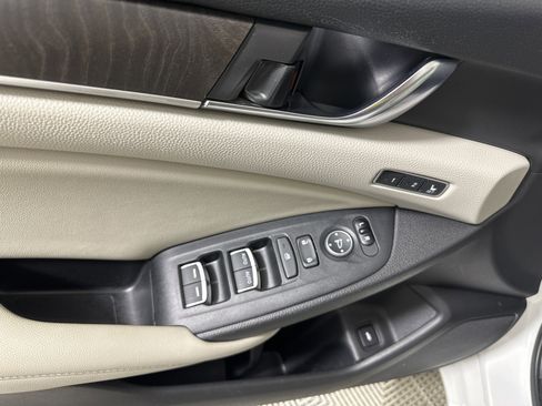 Used 2019 Honda Accord Touring image 11