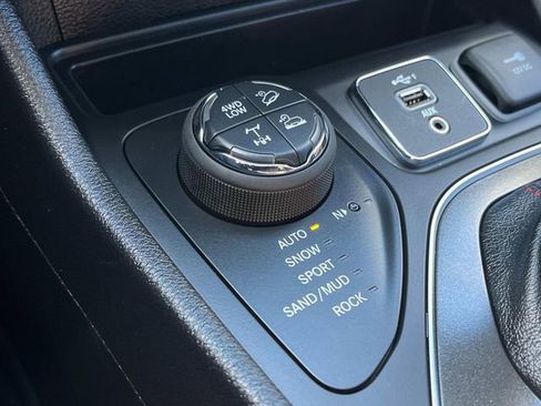 Certified 2020 Jeep Cherokee Trailhawk w/ Cold Weather Group image 21