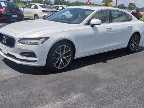 Used 2018 Volvo S90 T5 Momentum w/ Convenience Package FWD image 4