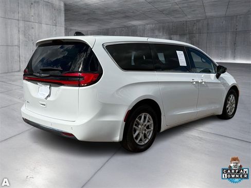Certified 2025 Chrysler Pacifica Select image 7