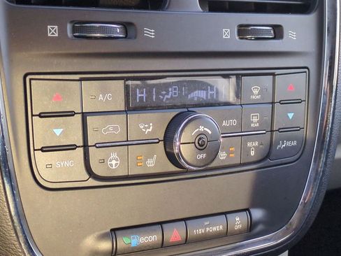 Used 2014 Chrysler Town & Country Touring-L image 36