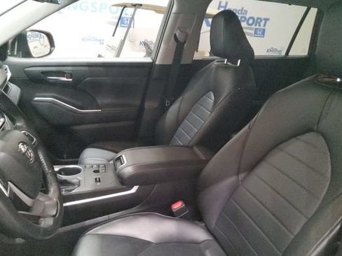 Used 2023 Toyota Highlander XLE FWD image 38