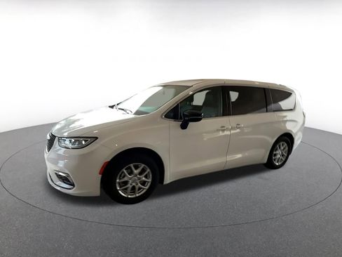 Used 2025 Chrysler Pacifica Select image 8