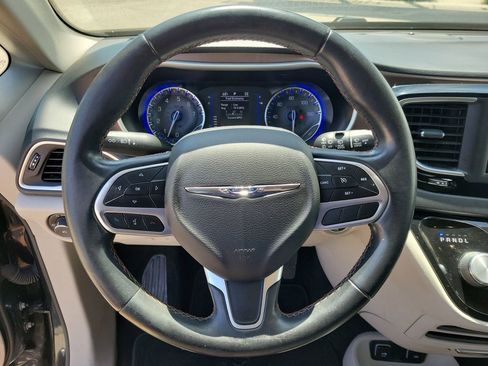 Used 2018 Chrysler Pacifica Touring-L FWD image 23
