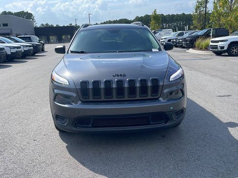 Used 2017 Jeep Cherokee Sport FWD image 2