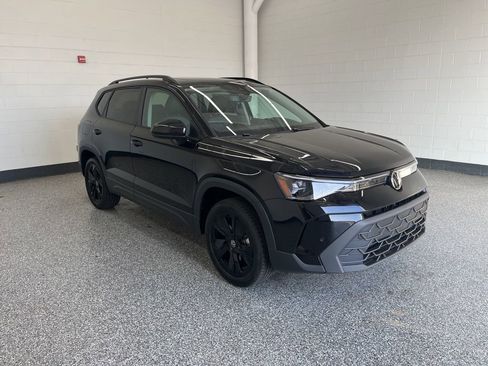 New 2026 Volkswagen Taos SE FWD image 7