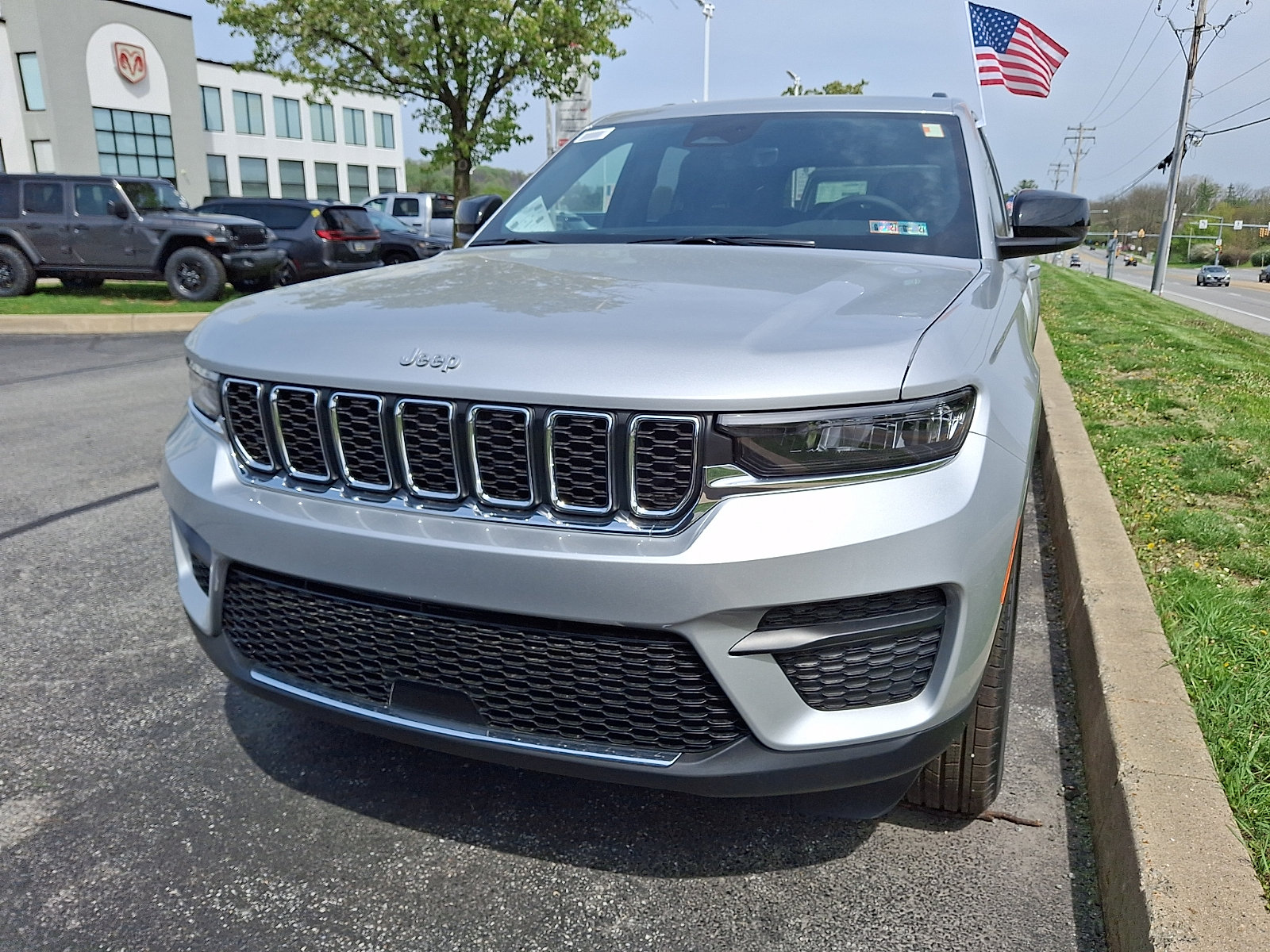 New 2026 Jeep Grand Cherokee Laredo AWD/4WD image 2