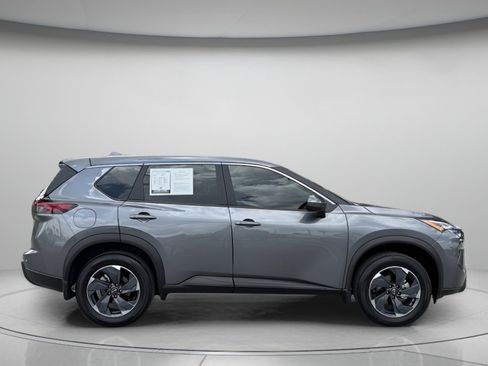 Used 2026 Nissan Rogue SV FWD image 2