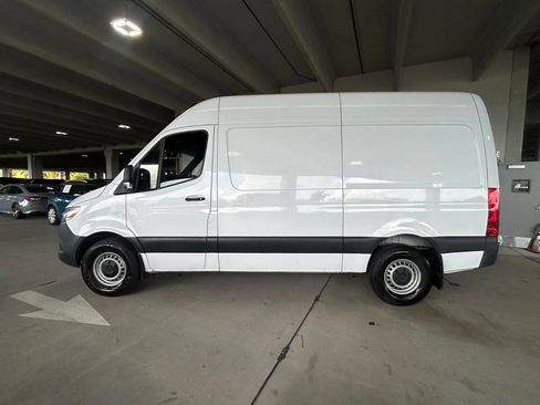Used 2025 Mercedes-Benz Sprinter 2500 image 2