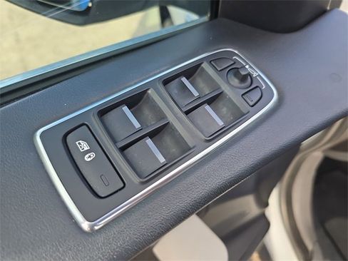 Used 2017 Jaguar F-PACE Prestige image 18