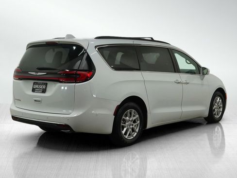 Used 2022 Chrysler Pacifica Touring-L w/ Uconnect Theater Family Group image 5