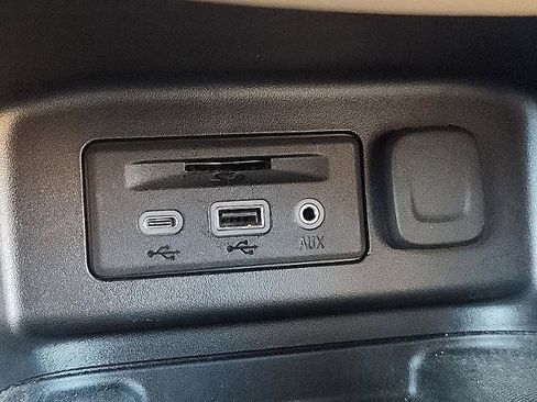 Used 2023 Chevrolet Equinox Premier image 25