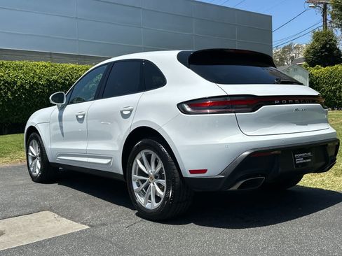 Certified 2025 Porsche Macan AWD/4WD image 3