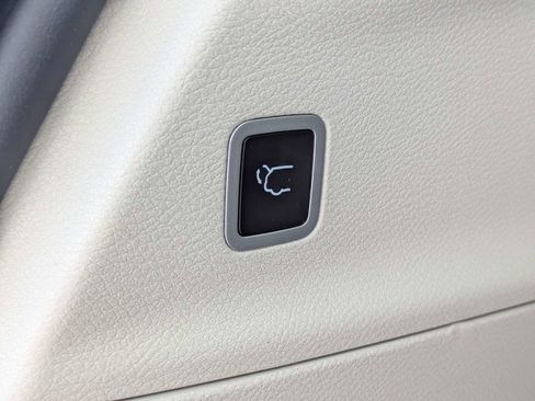 Used 2023 Chrysler Pacifica Touring-L FWD image 15