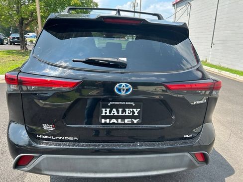 Used 2022 Toyota Highlander XLE AWD/4WD image 4