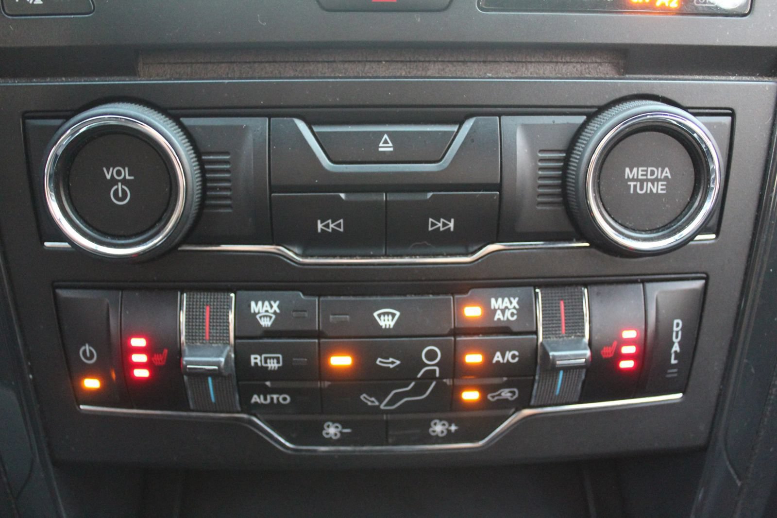 Used 2018 Ford Explorer XLT w/ Equipment Group 202A FWD image 24