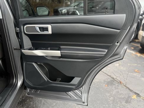 Used 2022 Ford Explorer XLT image 17