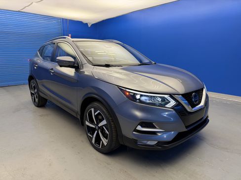 Used 2021 Nissan Rogue Sport SL w/ Premium Package image 2