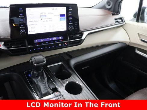 Used 2021 Toyota Sienna Platinum image 16