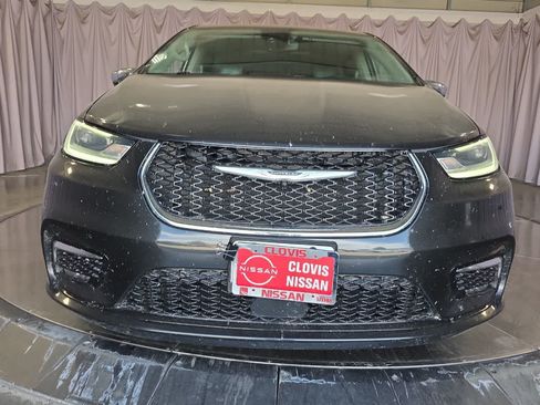 Used 2023 Chrysler Pacifica Limited FWD image 11