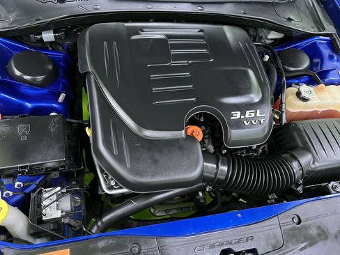 Used 2018 Dodge Charger SXT w/ Blacktop Package RWD image 16