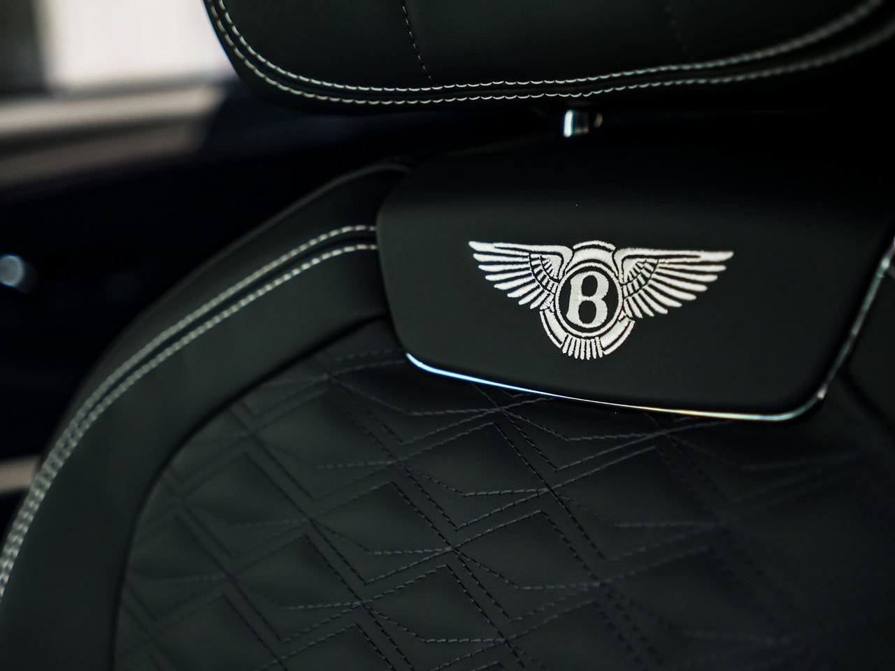 Used 2025 Bentley Flying Spur Plug-In Hybrid AWD/4WD image 30