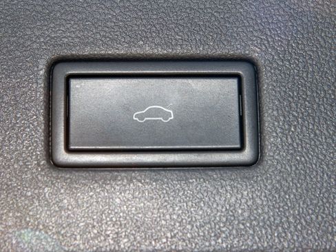 Used 2019 Volkswagen Tiguan SEL image 11