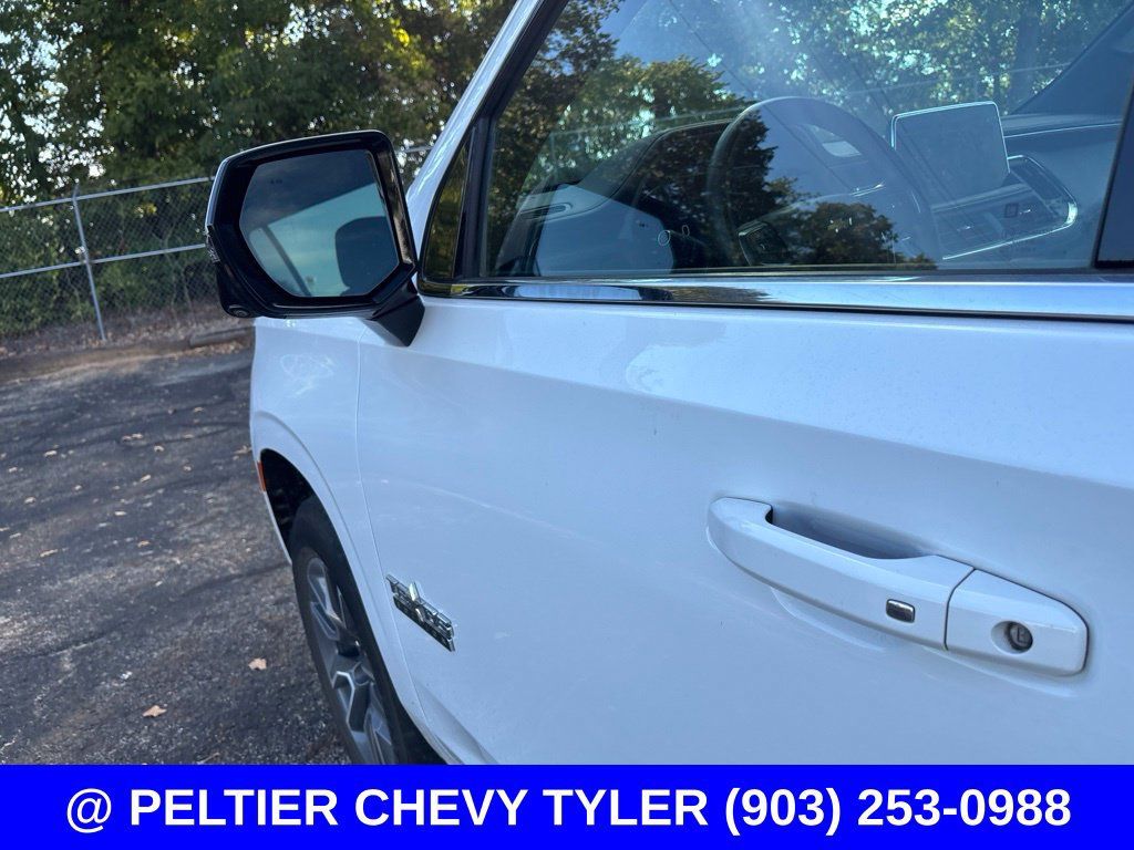 Used 2024 Chevrolet Suburban LT w/ Luxury Package RWD image 11