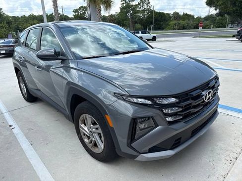 Used 2025 Hyundai Tucson SE FWD image 2