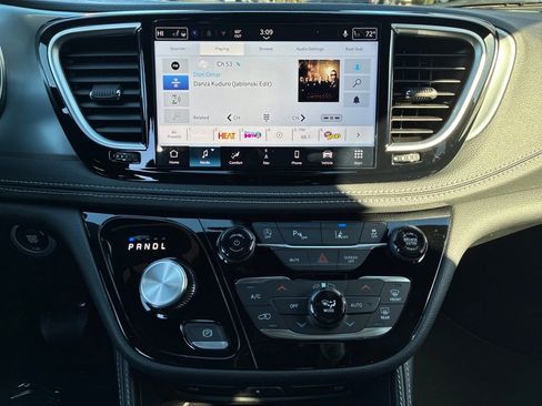 New 2026 Chrysler Pacifica Limited w/ Uconnect Theater Family Group image 19