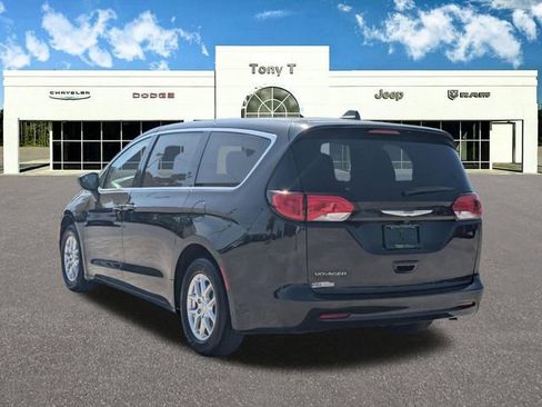 Used 2021 Chrysler Voyager LX FWD image 5
