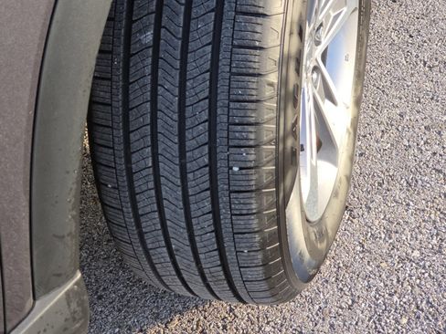 Used 2025 Honda Pilot EX-L image 9