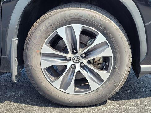 Used 2023 Toyota Highlander XLE AWD/4WD image 10