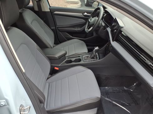 Certified 2025 Volkswagen Jetta SE w/ Sunroof Package image 11