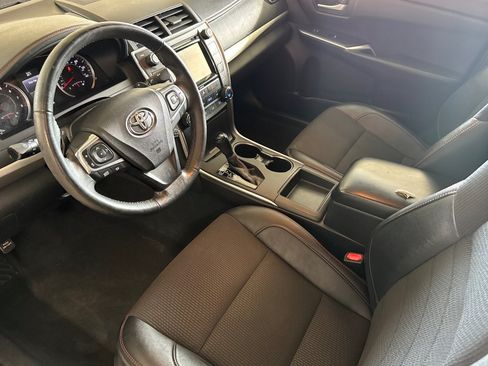 Used 2017 Toyota Camry SE w/ Moonroof Package FWD image 4