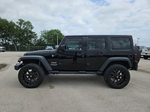 Used 2017 Jeep Wrangler Unlimited Sport w/ Connectivity Group AWD/4WD image 6