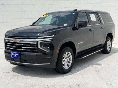 Used 2025 Chevrolet Suburban LT AWD/4WD image 9