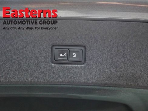 Used 2022 Audi Q8 Prestige w/ Prestige Package image 23